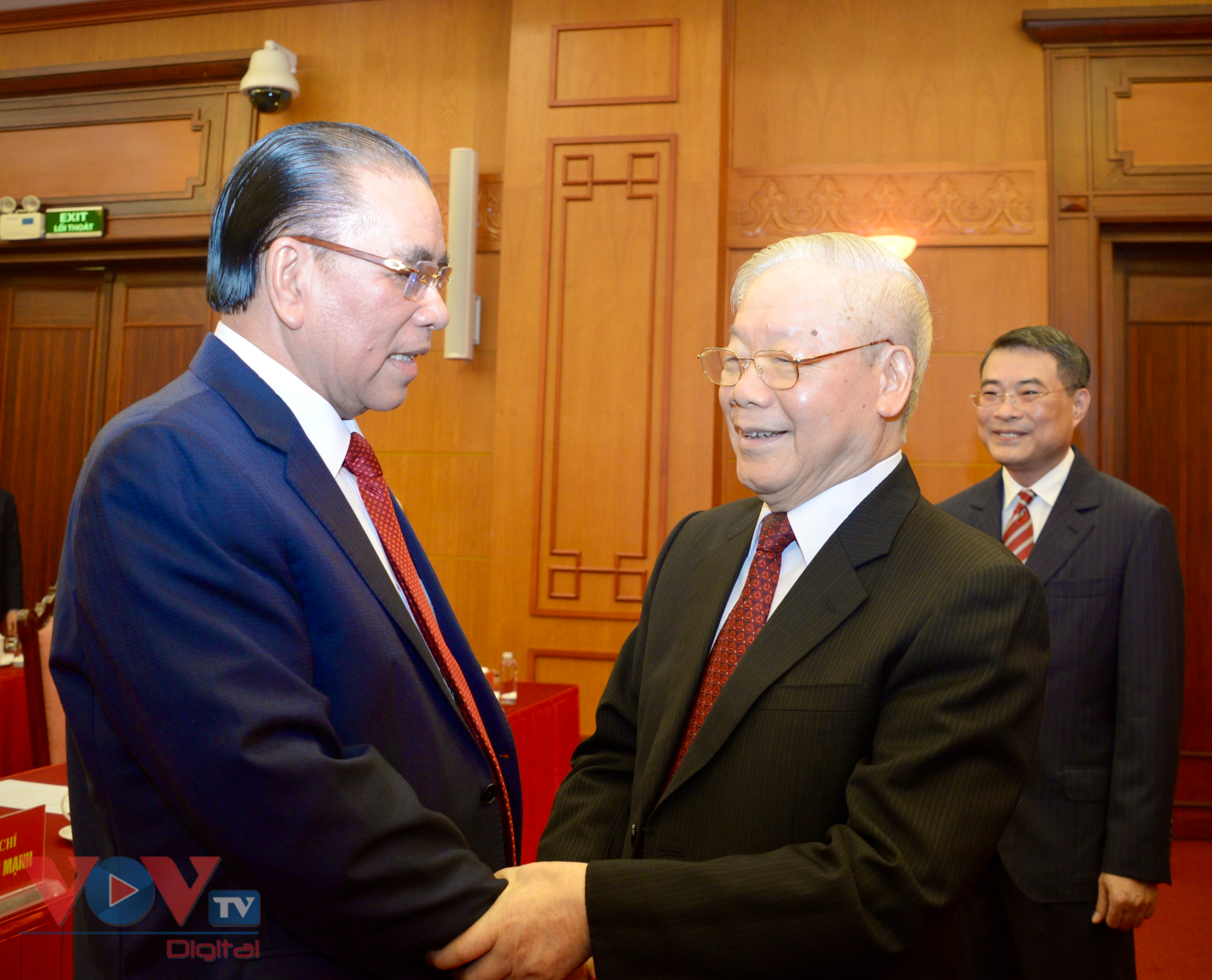 Tổng Bí thư Nguyễn Phú Trọng trao huy hiệu 60 năm tuổi Đảng tặng Nguyên Tổng Bí thư Nông Đức Mạnh - Ảnh 6.