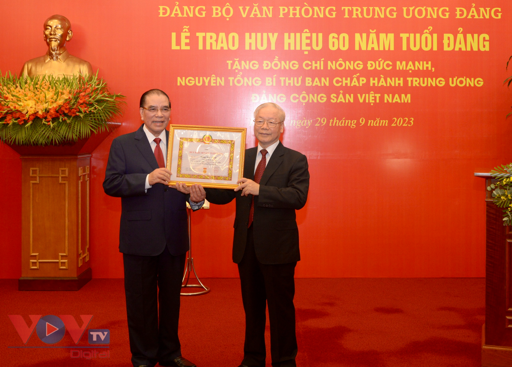 Tổng Bí thư Nguyễn Phú Trọng trao huy hiệu 60 năm tuổi Đảng tặng Nguyên Tổng Bí thư Nông Đức Mạnh - Ảnh 8.