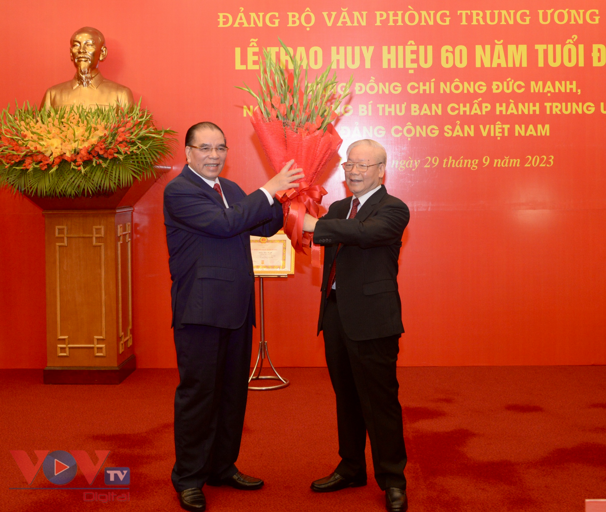 Tổng Bí thư Nguyễn Phú Trọng trao huy hiệu 60 năm tuổi Đảng tặng Nguyên Tổng Bí thư Nông Đức Mạnh - Ảnh 9.