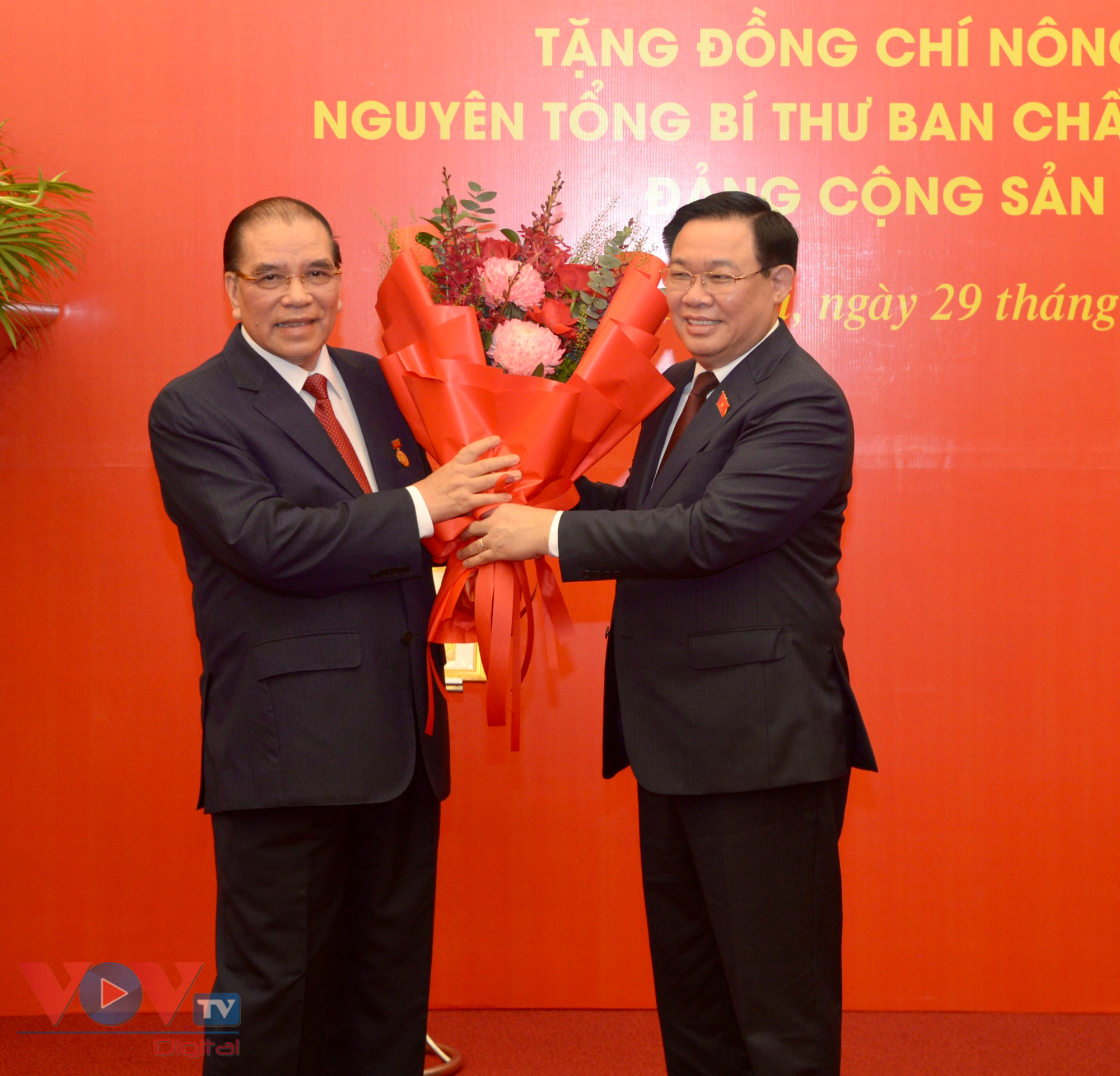 Tổng Bí thư Nguyễn Phú Trọng trao huy hiệu 60 năm tuổi Đảng tặng Nguyên Tổng Bí thư Nông Đức Mạnh - Ảnh 11.