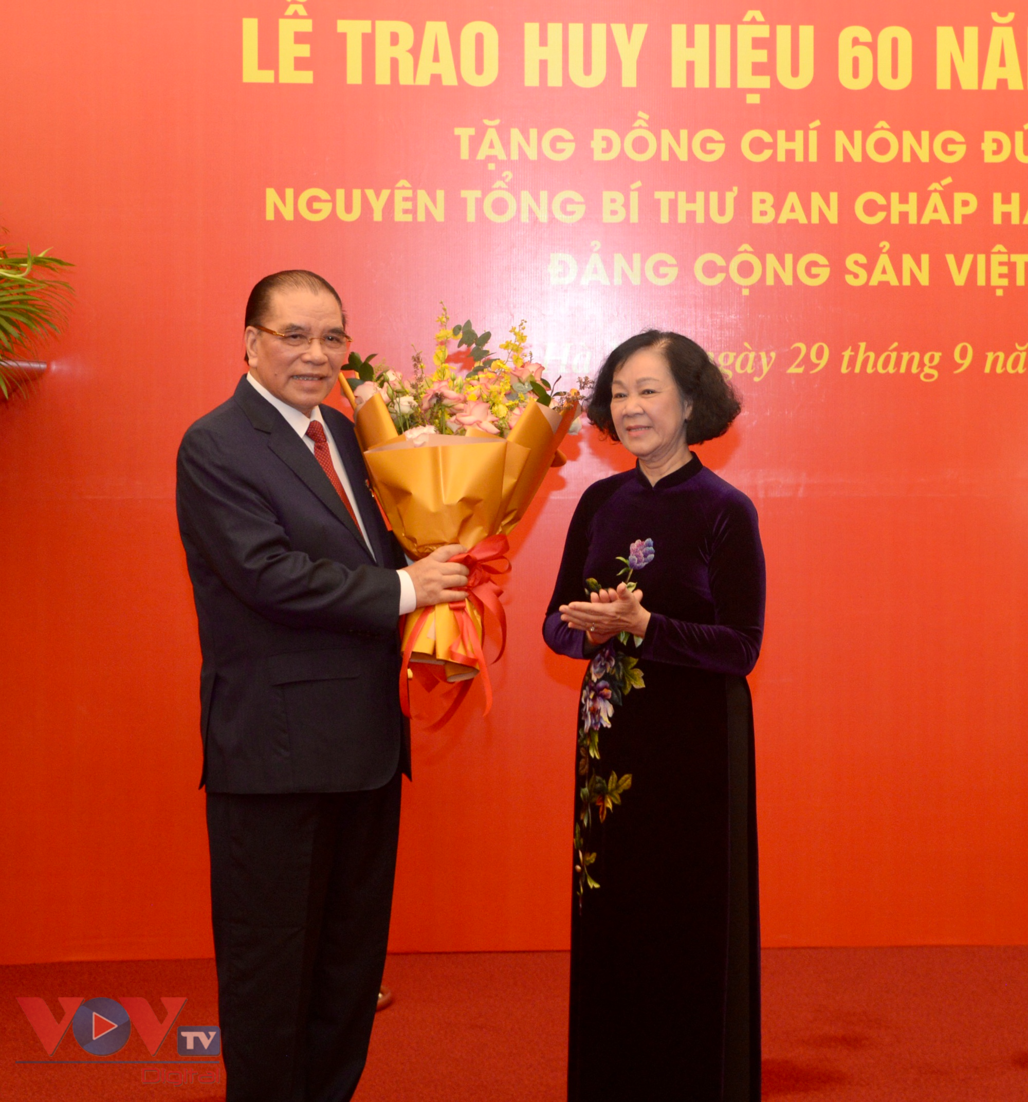 Tổng Bí thư Nguyễn Phú Trọng trao huy hiệu 60 năm tuổi Đảng tặng Nguyên Tổng Bí thư Nông Đức Mạnh - Ảnh 12.