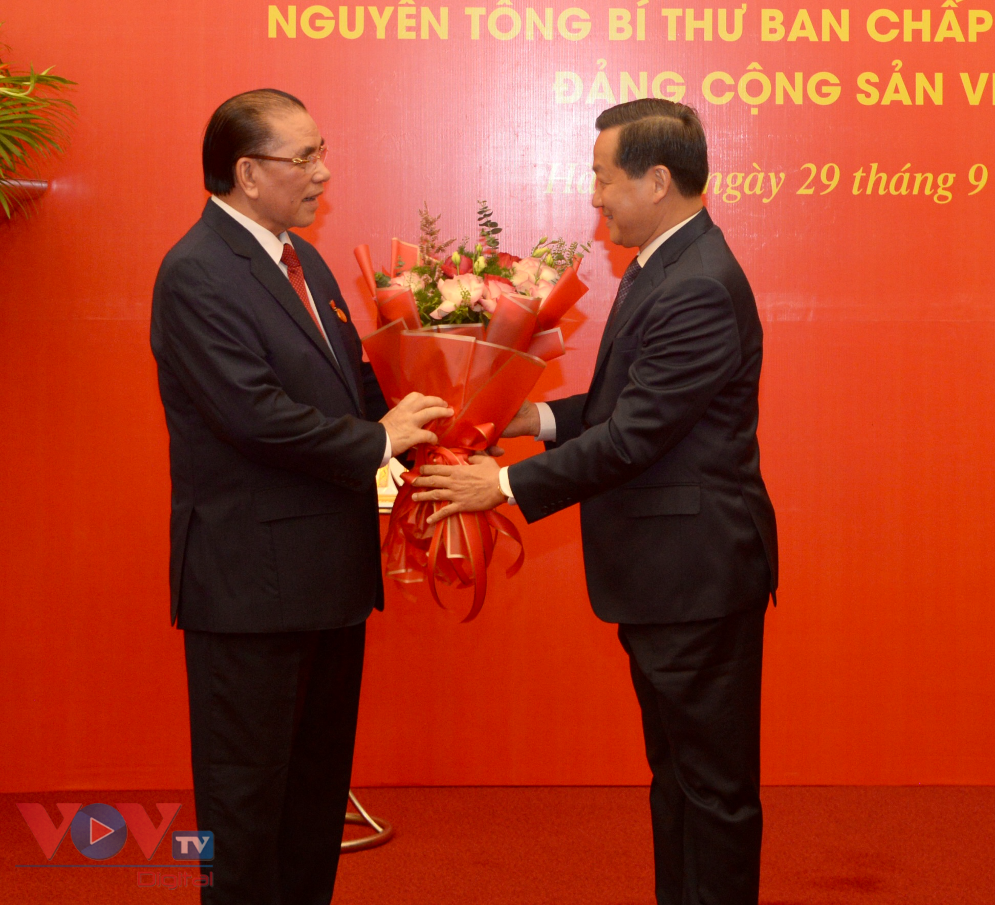 Tổng Bí thư Nguyễn Phú Trọng trao huy hiệu 60 năm tuổi Đảng tặng Nguyên Tổng Bí thư Nông Đức Mạnh - Ảnh 13.