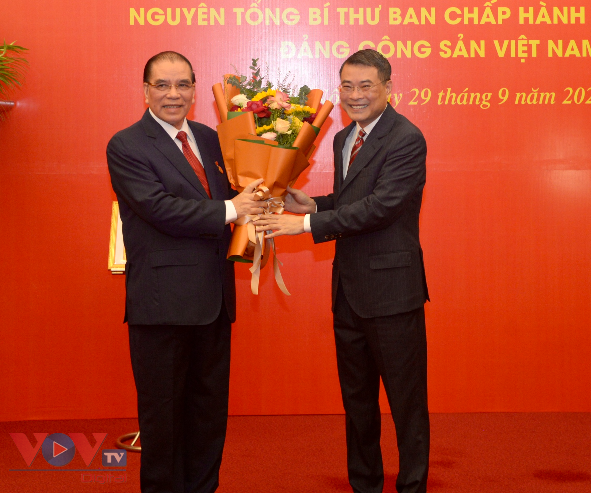 Tổng Bí thư Nguyễn Phú Trọng trao huy hiệu 60 năm tuổi Đảng tặng Nguyên Tổng Bí thư Nông Đức Mạnh - Ảnh 14.