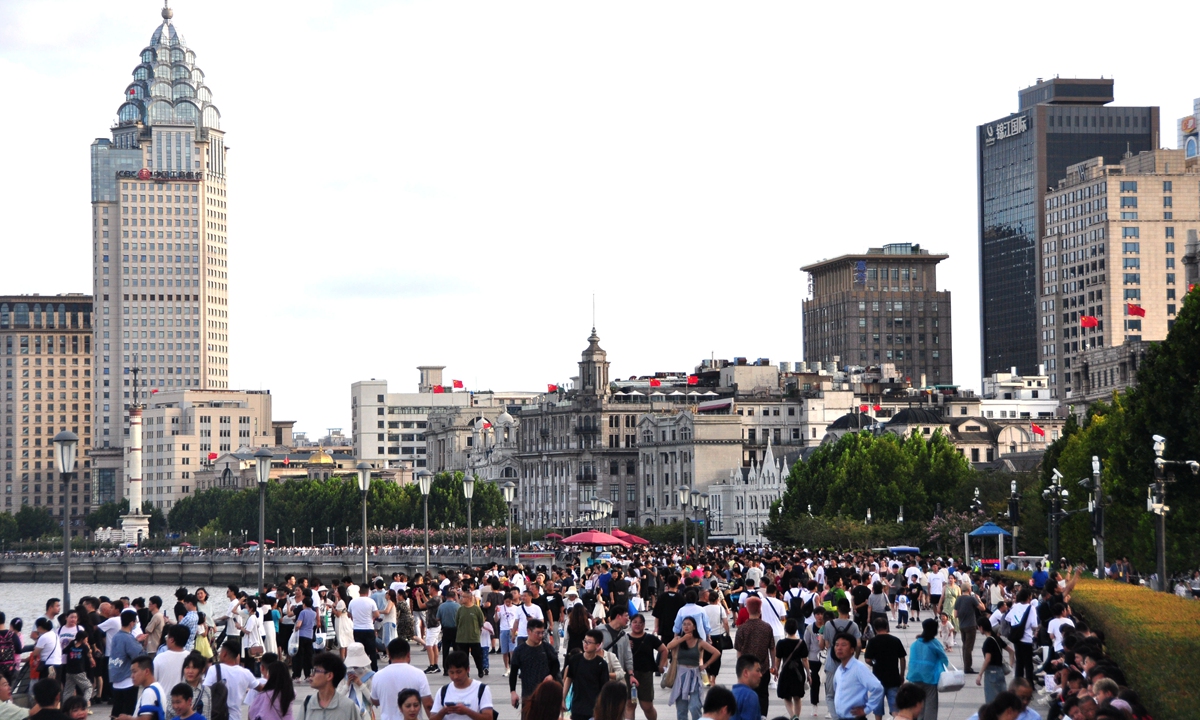 Đám đông du khách đổ về phố đi bộ Bến Thượng Hải và đường Nam Kinh ở Thượng Hải ngày 27_8_2023. Ảnh_ VCG.jpeg