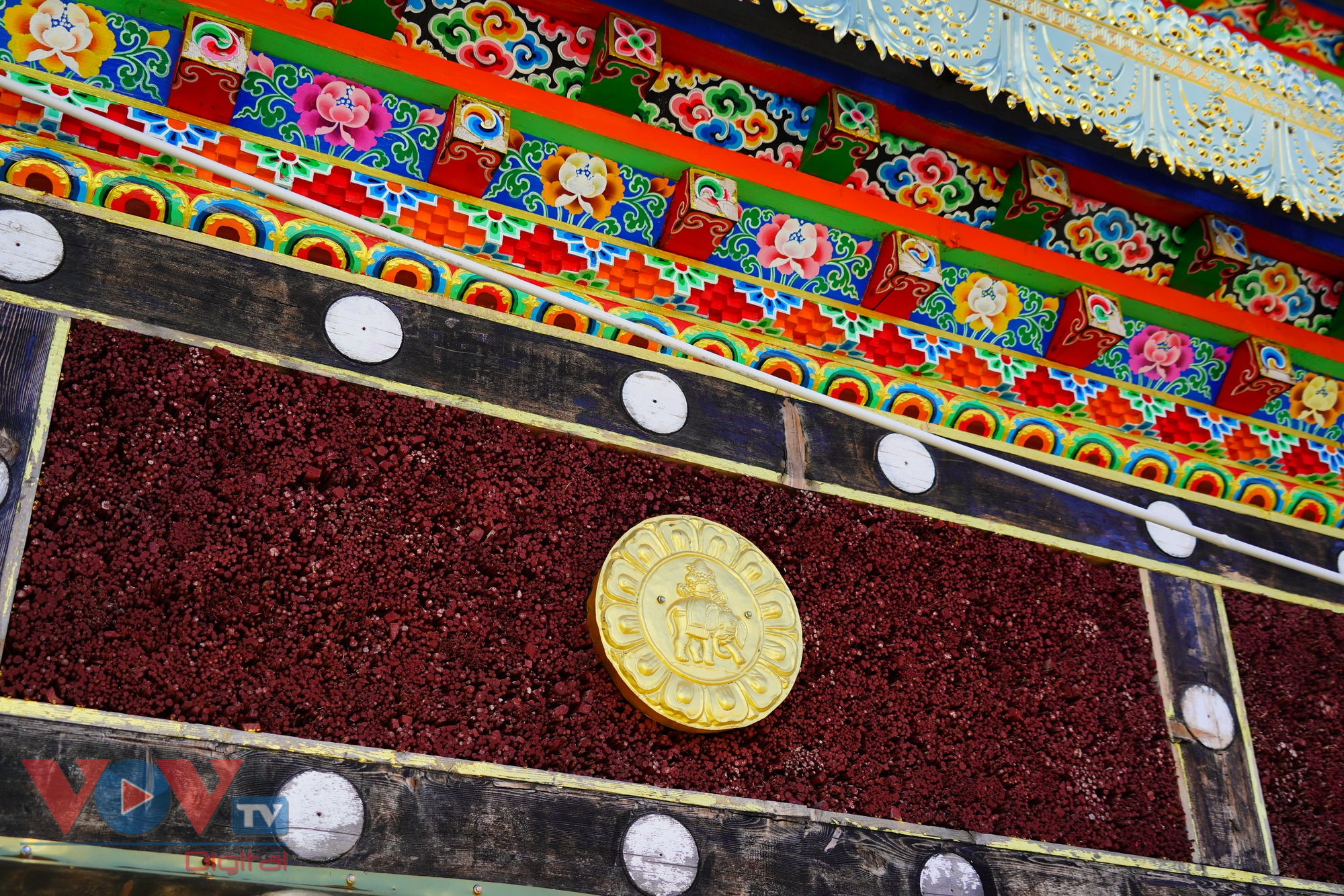 Độc đáo ngôi chùa Tạng cheo leo trên vách núi ở Thanh Hải (Trung Quốc) - Ảnh 2.