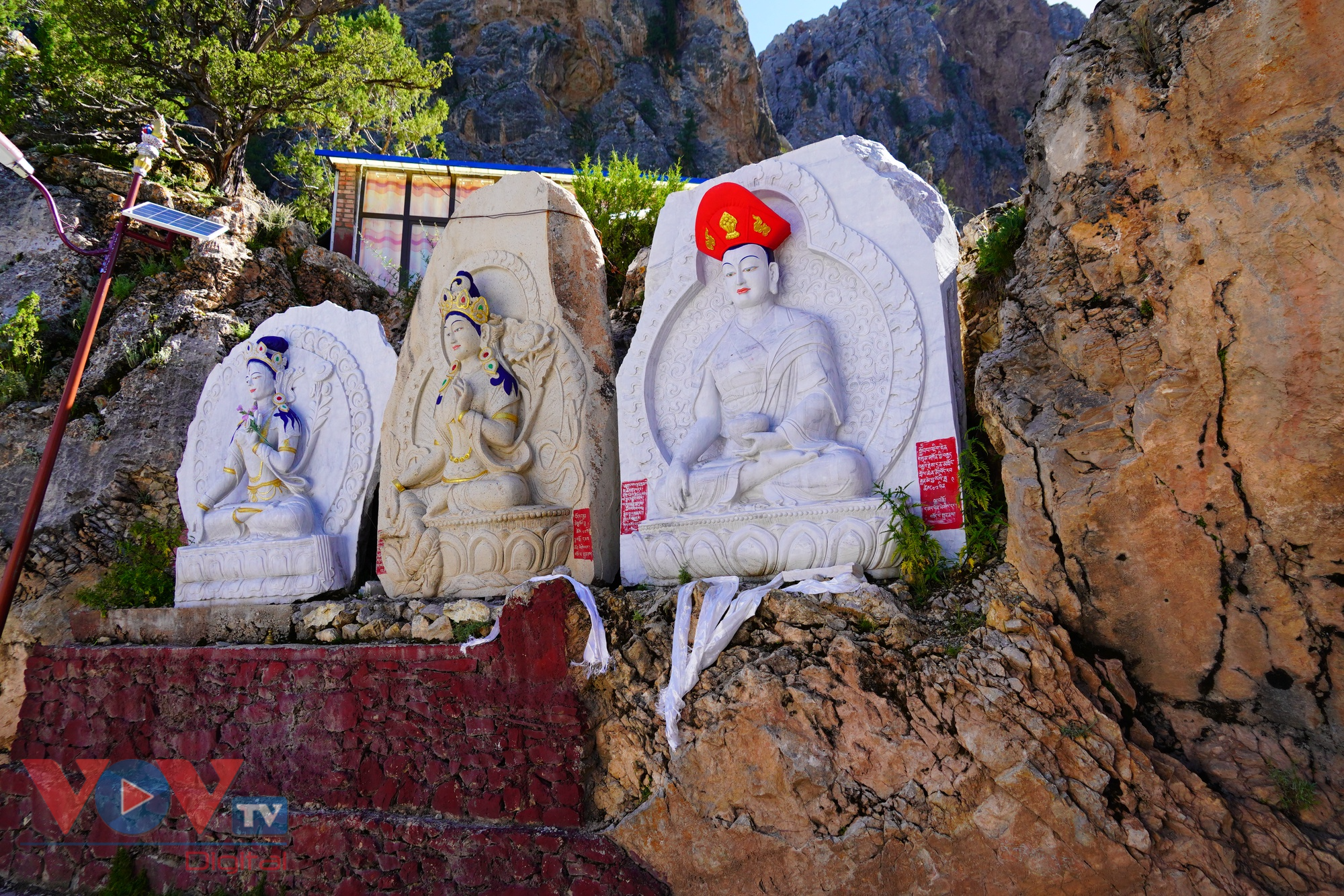 Độc đáo ngôi chùa Tạng cheo leo trên vách núi ở Thanh Hải (Trung Quốc) - Ảnh 21.