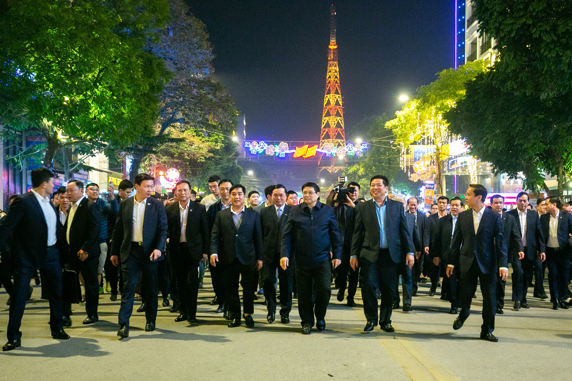 Buổi tối cuối cùng của năm 2023, Thủ tướng Chính phủ Phạm Minh Chính đã có mặt tại phố đi bộ Kim Đồng chung vui năm mới cùng Đảng bộ, chính quyền và nhân dân tỉnh Cao Bằng..jpg