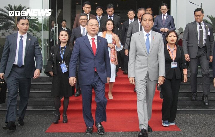 Ông Phạm Nhật Vượng lái xe chở Tổng thống Indonesia thăm nhà máy VinFast- Ảnh 1.