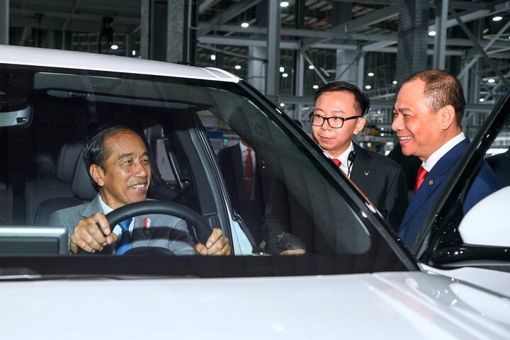Ông Phạm Nhật Vượng lái xe chở Tổng thống Indonesia thăm nhà máy VinFast- Ảnh 7.