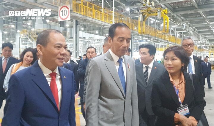 Ông Phạm Nhật Vượng lái xe chở Tổng thống Indonesia thăm nhà máy VinFast- Ảnh 9.