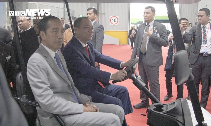 Ông Phạm Nhật Vượng lái xe chở Tổng thống Indonesia thăm nhà máy VinFast- Ảnh 2.