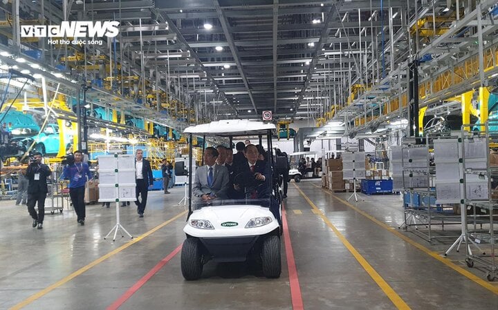 Ông Phạm Nhật Vượng lái xe chở Tổng thống Indonesia thăm nhà máy VinFast- Ảnh 3.