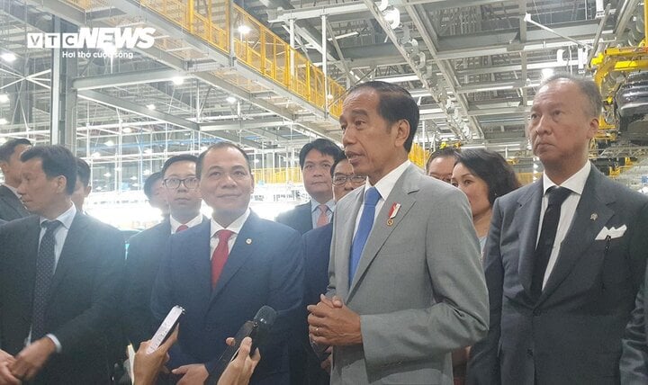 Ông Phạm Nhật Vượng lái xe chở Tổng thống Indonesia thăm nhà máy VinFast- Ảnh 4.