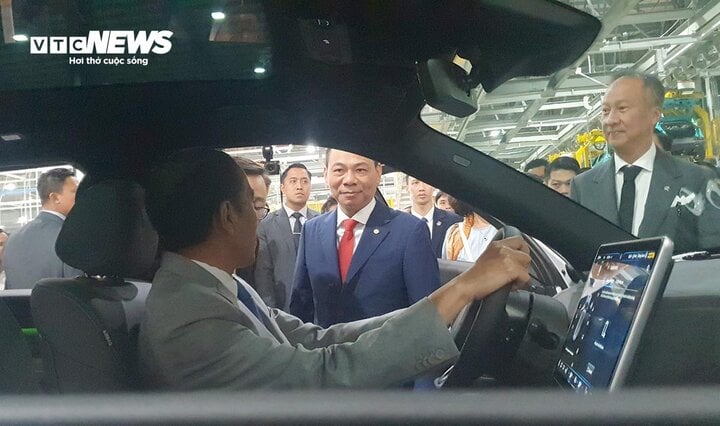 Ông Phạm Nhật Vượng lái xe chở Tổng thống Indonesia thăm nhà máy VinFast- Ảnh 5.