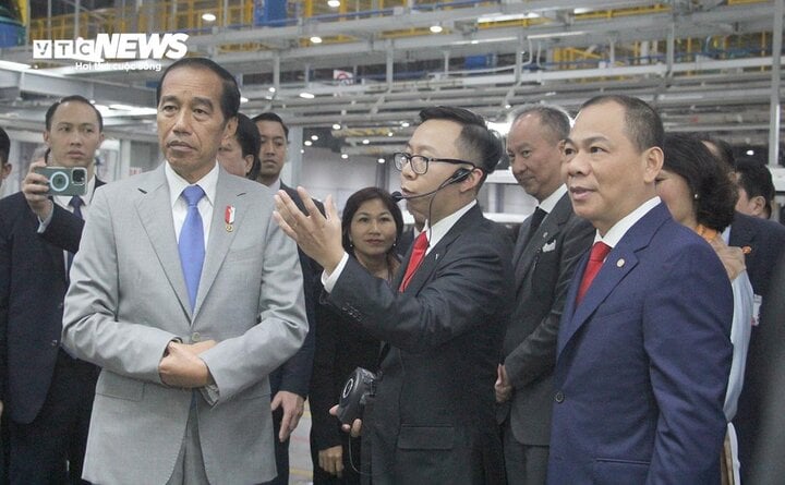 Ông Phạm Nhật Vượng lái xe chở Tổng thống Indonesia thăm nhà máy VinFast- Ảnh 6.