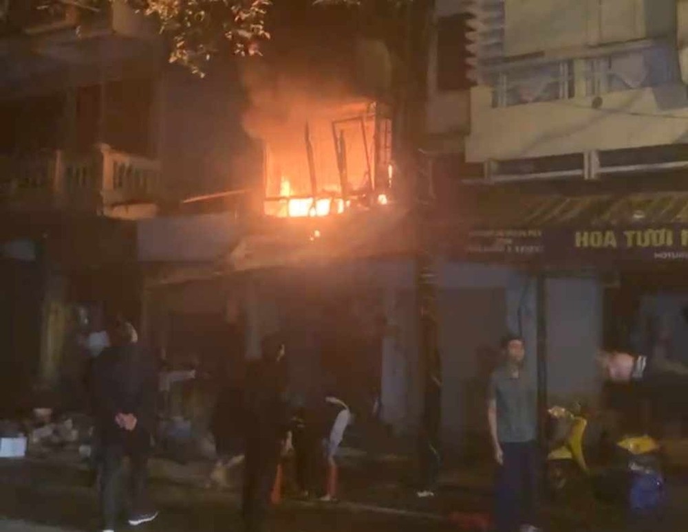 Cháy nhà 4 tầng trên phố cổ Hà Nội, 4 người tử vong- Ảnh 1.