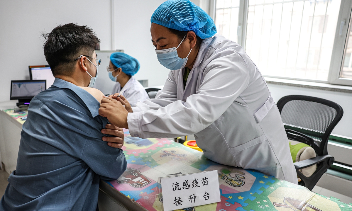 Người dân tiêm vắc xin cúm tại trung tâm dịch vụ y tế cộng đồng ở Thẩm Dương, Liêu Ninh, Trung Quốc. Ảnh_ VCG.jpeg