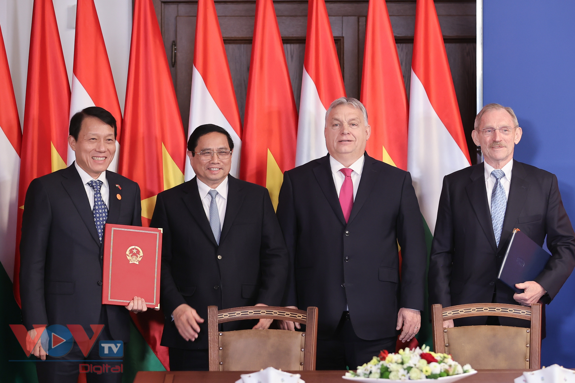 Hai Thủ tướng chứng kiến lễ ký Hiệp định giữa Chính phủ Việt Nam và Chính phủ Hungary về hợp tác phòng, chống tội phạm xuyên quốc gia có tổ chức.jpg
