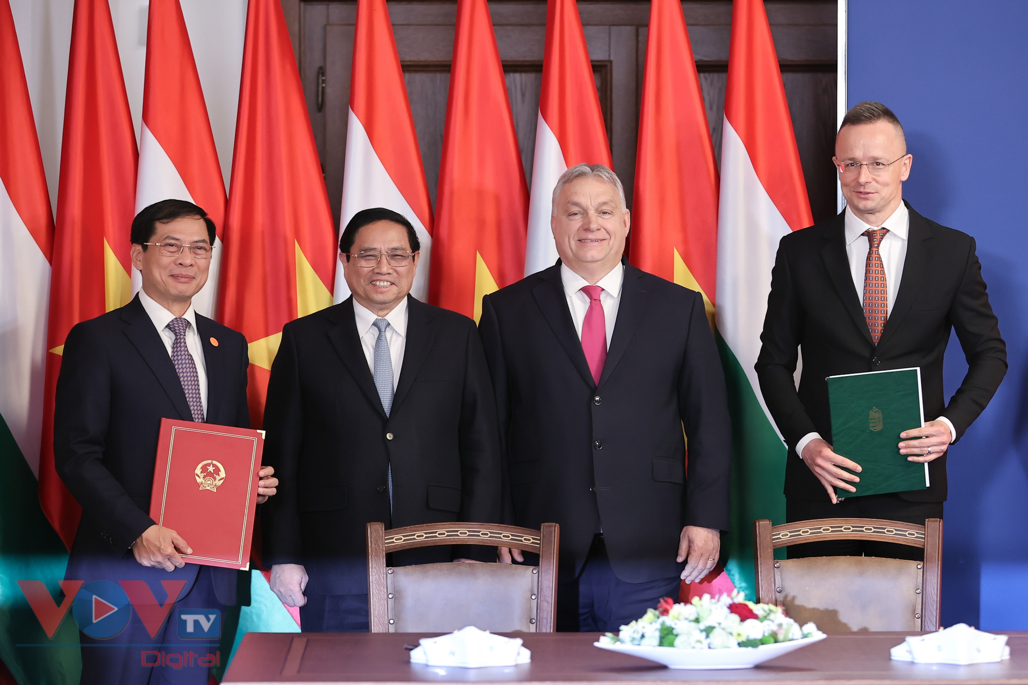 Hai Thủ tướng chứng kiến lễ ký Bản ghi nhớ về hợp tác giữa Bộ Ngoại giao Việt Nam và Bộ Ngoại giao và Thương mại Hungary.jpg