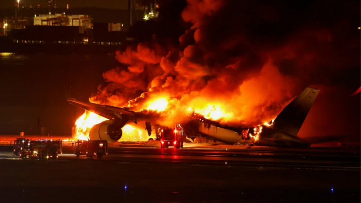 Máy bay Nhật Bản chở gần 400 hành khách bốc cháy dữ dội- Ảnh 1.