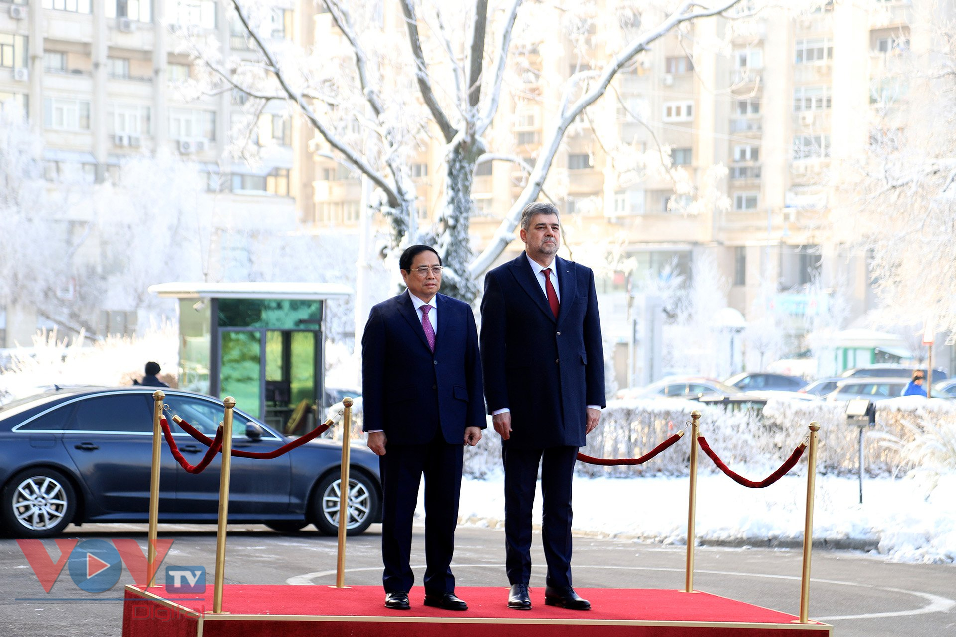Thủ tướng Ion-Marcel Ciolacu chủ trì lễ đón Thủ tướng Phạm Minh Chính thăm chính thức Romania- Ảnh 2.