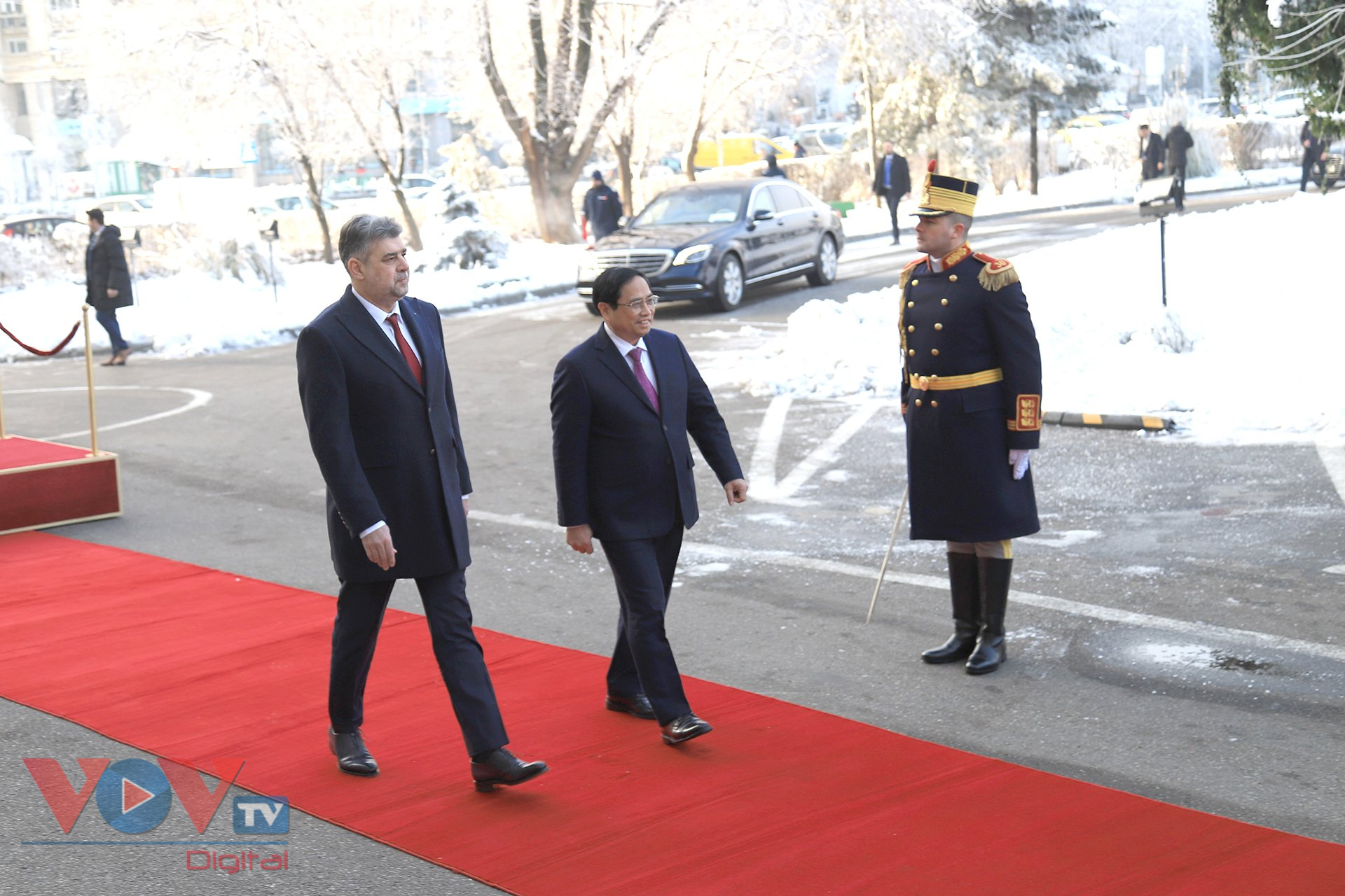 Thủ tướng Ion-Marcel Ciolacu chủ trì lễ đón Thủ tướng Phạm Minh Chính thăm chính thức Romania- Ảnh 3.