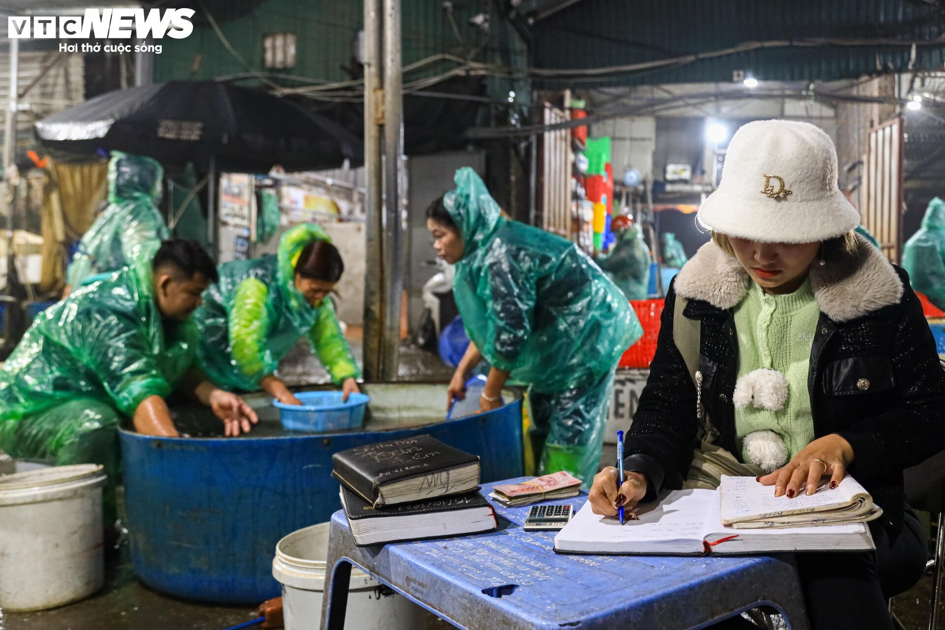 Chợ cá lớn nhất Hà Nội buôn bán xuyên đêm trước ngày ông Công, ông Táo- Ảnh 9.