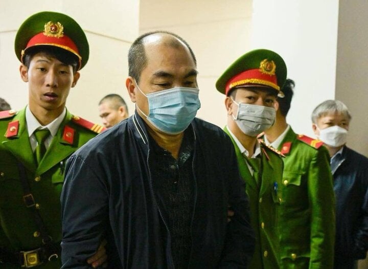 Nhận 27 tỷ đồng từ Việt Á, cựu Giám đốc CDC Hải Dương khai bị bắt mới biết là sai- Ảnh 1.