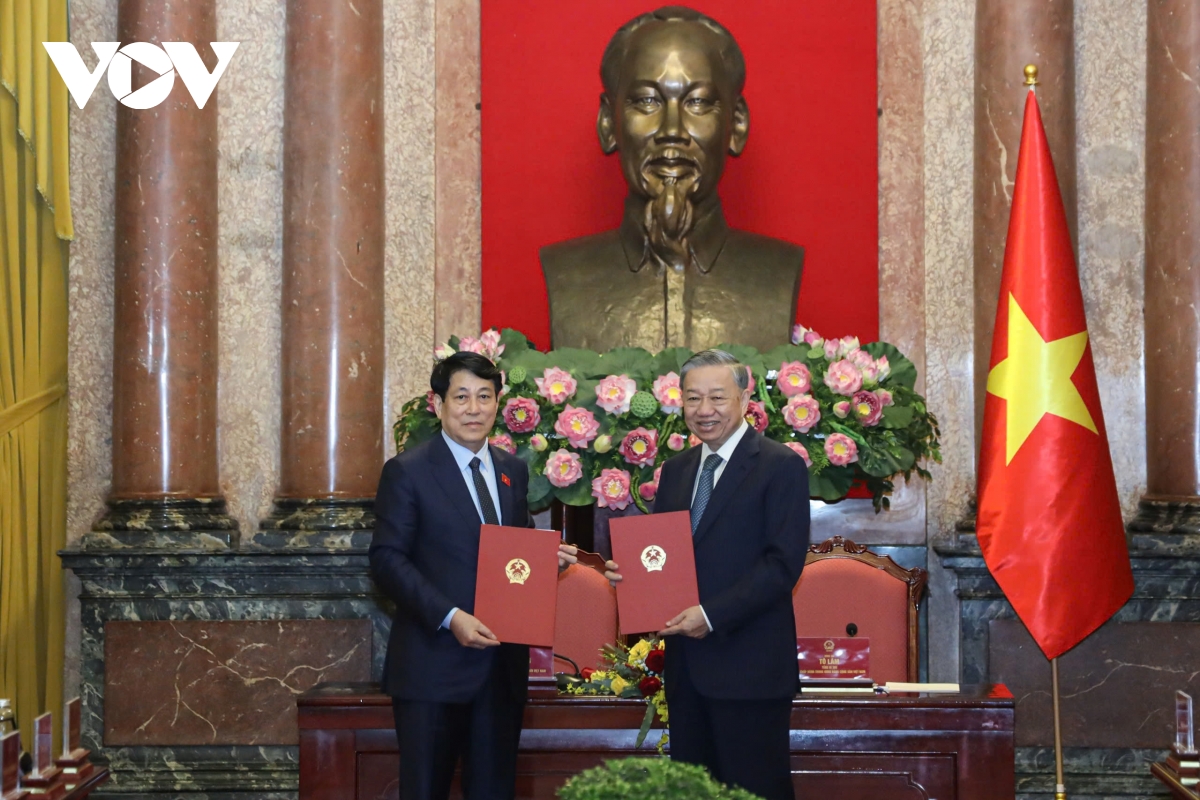 Tổng Bí thư Tô Lâm và Chủ tịch nước Lương Cường bàn giao công tác Chủ tịch nước- Ảnh 3.