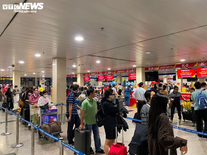 Sân bay Tân Sơn Nhất đón lượng khách chạm 'đỉnh' dịp Tết Nguyên đán- Ảnh 1.