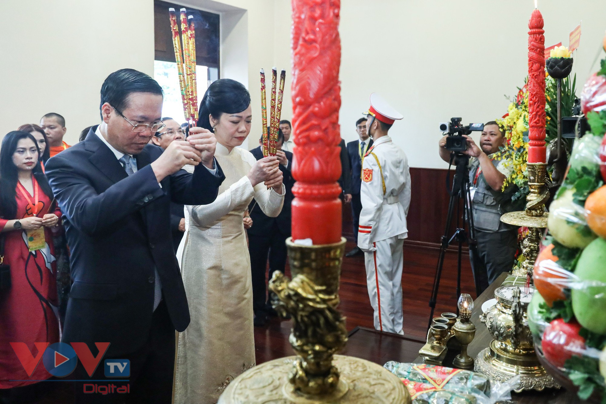 Chủ tịch nước và Phu nhân dâng hương tưởng nhớ Chủ tịch Hồ Chí Minh.jpg