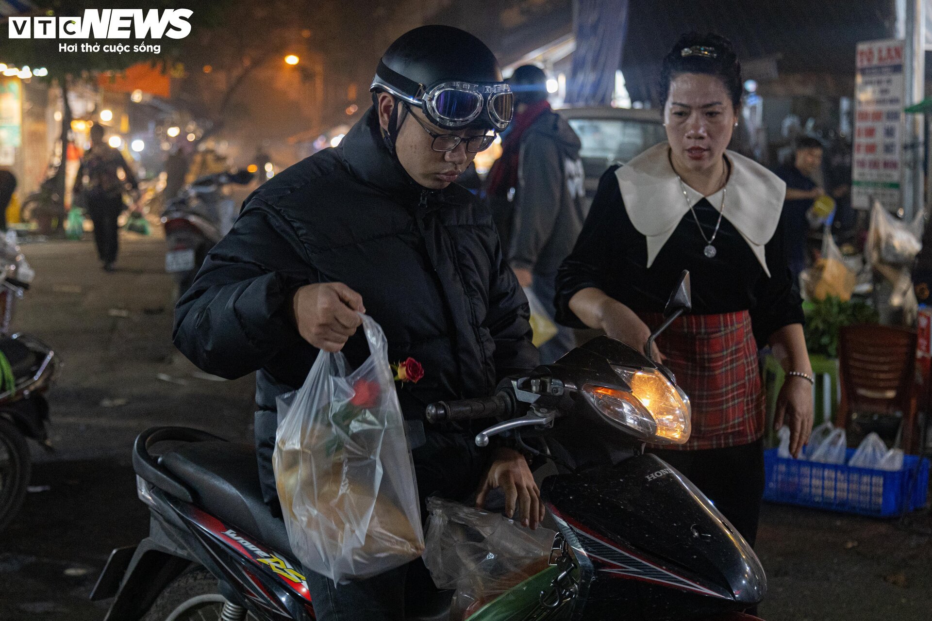Trời Hà Nội mịt mù sương, chợ vẫn đông người sắm lễ ông Công ông Táo từ sáng sớm- Ảnh 18.