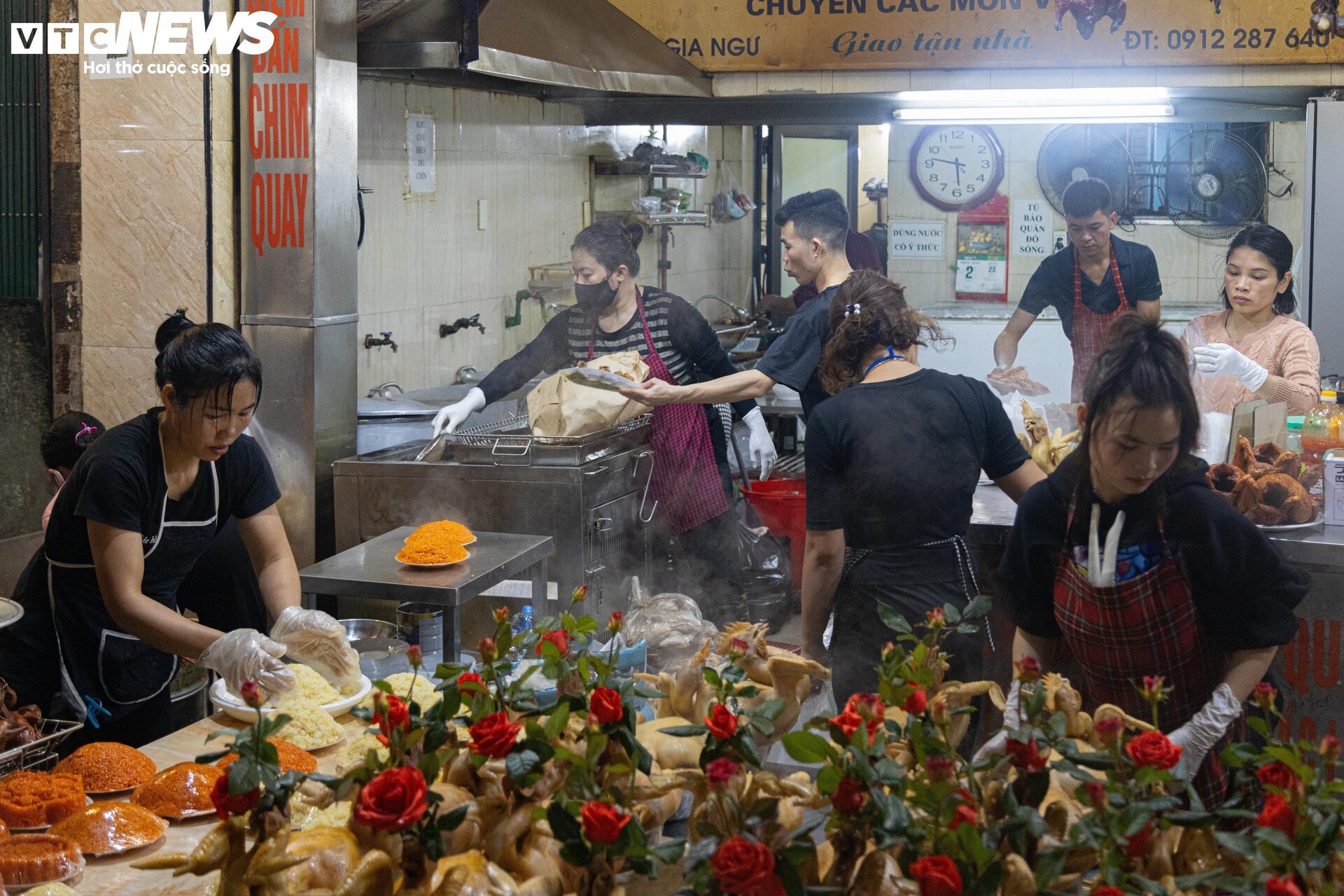 Trời Hà Nội mịt mù sương, chợ vẫn đông người sắm lễ ông Công ông Táo từ sáng sớm- Ảnh 4.