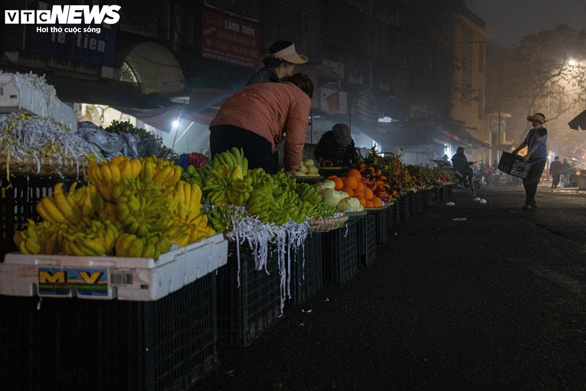 Trời Hà Nội mịt mù sương, chợ vẫn đông người sắm lễ ông Công ông Táo từ sáng sớm- Ảnh 1.