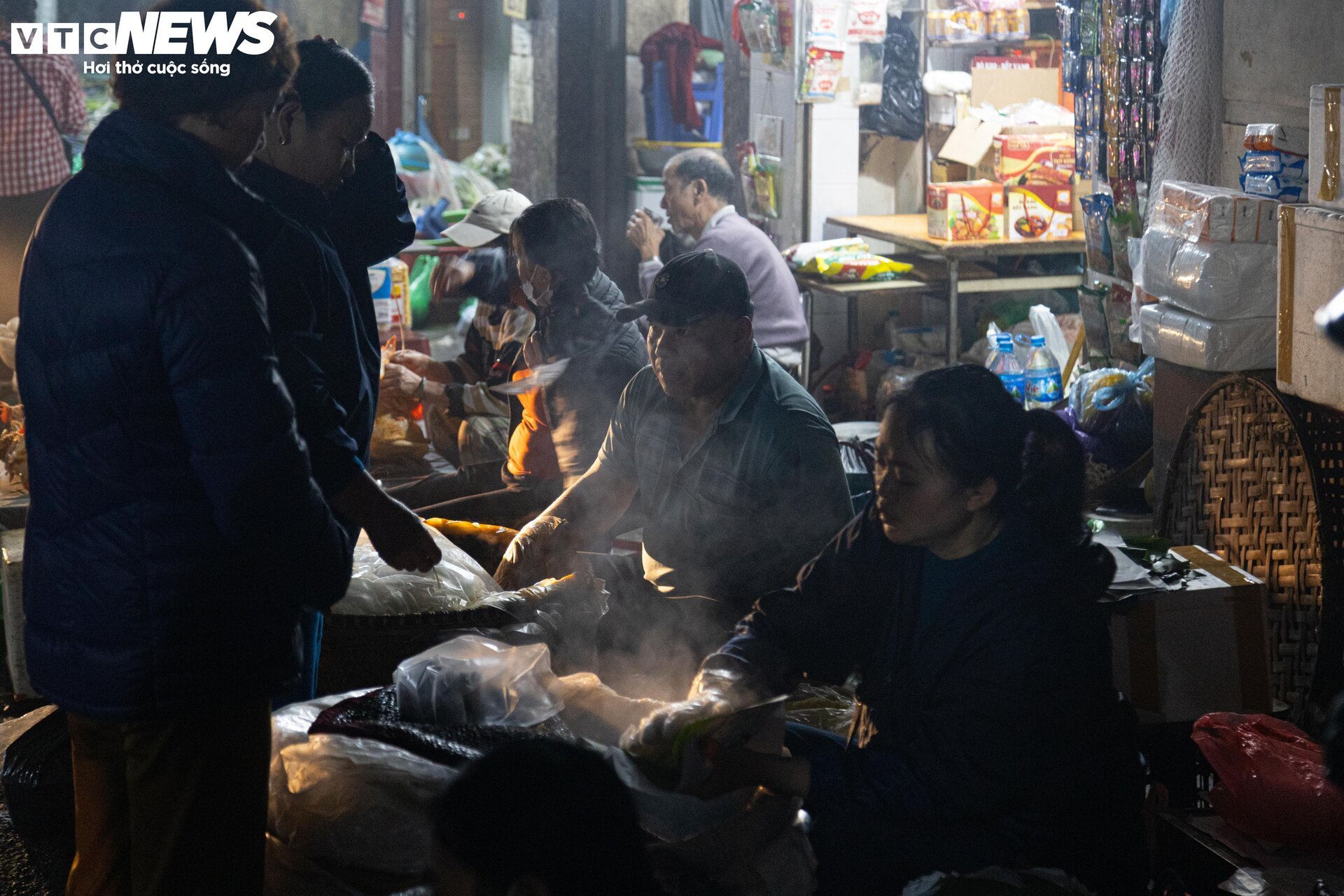 Trời Hà Nội mịt mù sương, chợ vẫn đông người sắm lễ ông Công ông Táo từ sáng sớm- Ảnh 20.