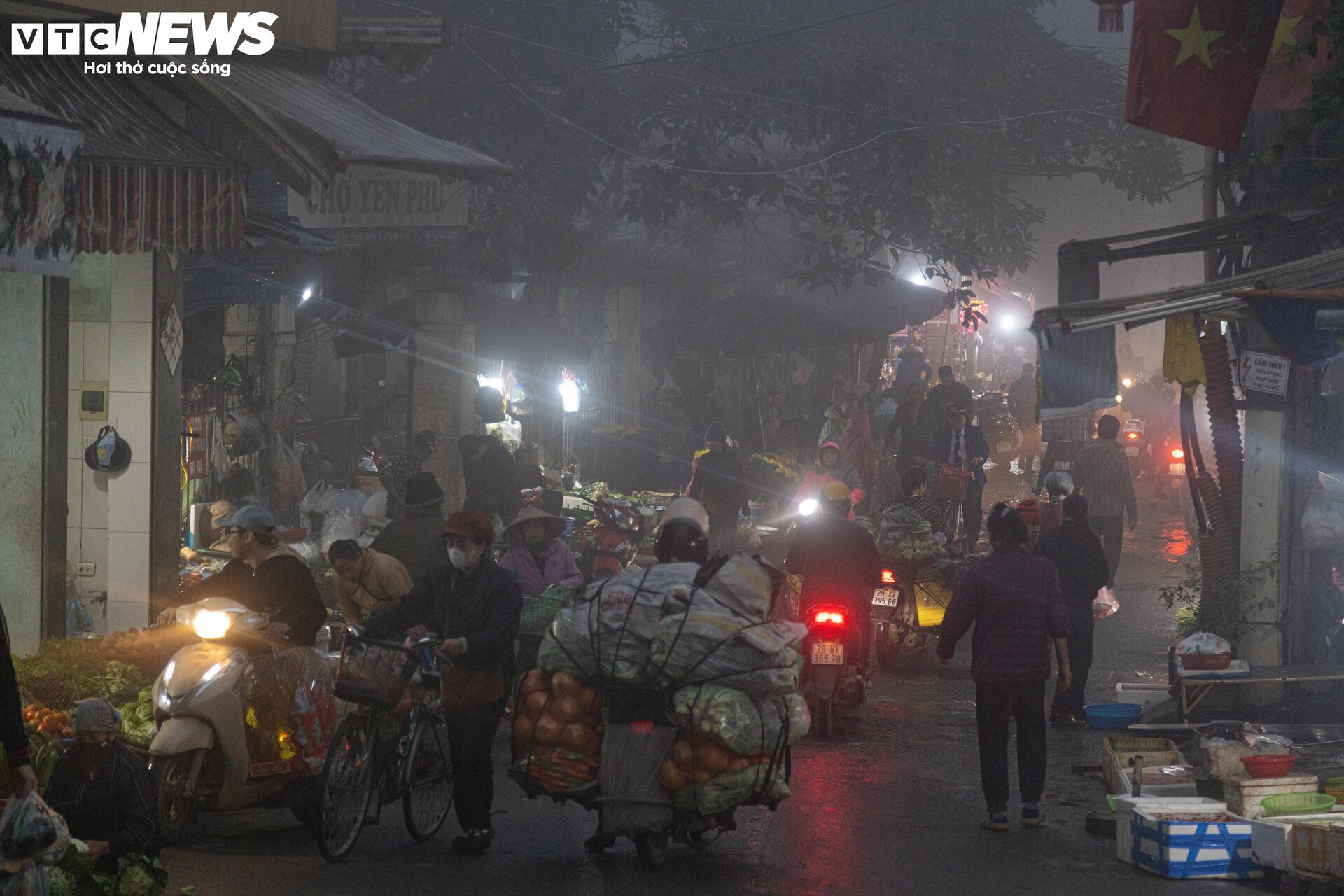 Trời Hà Nội mịt mù sương, chợ vẫn đông người sắm lễ ông Công ông Táo từ sáng sớm- Ảnh 3.