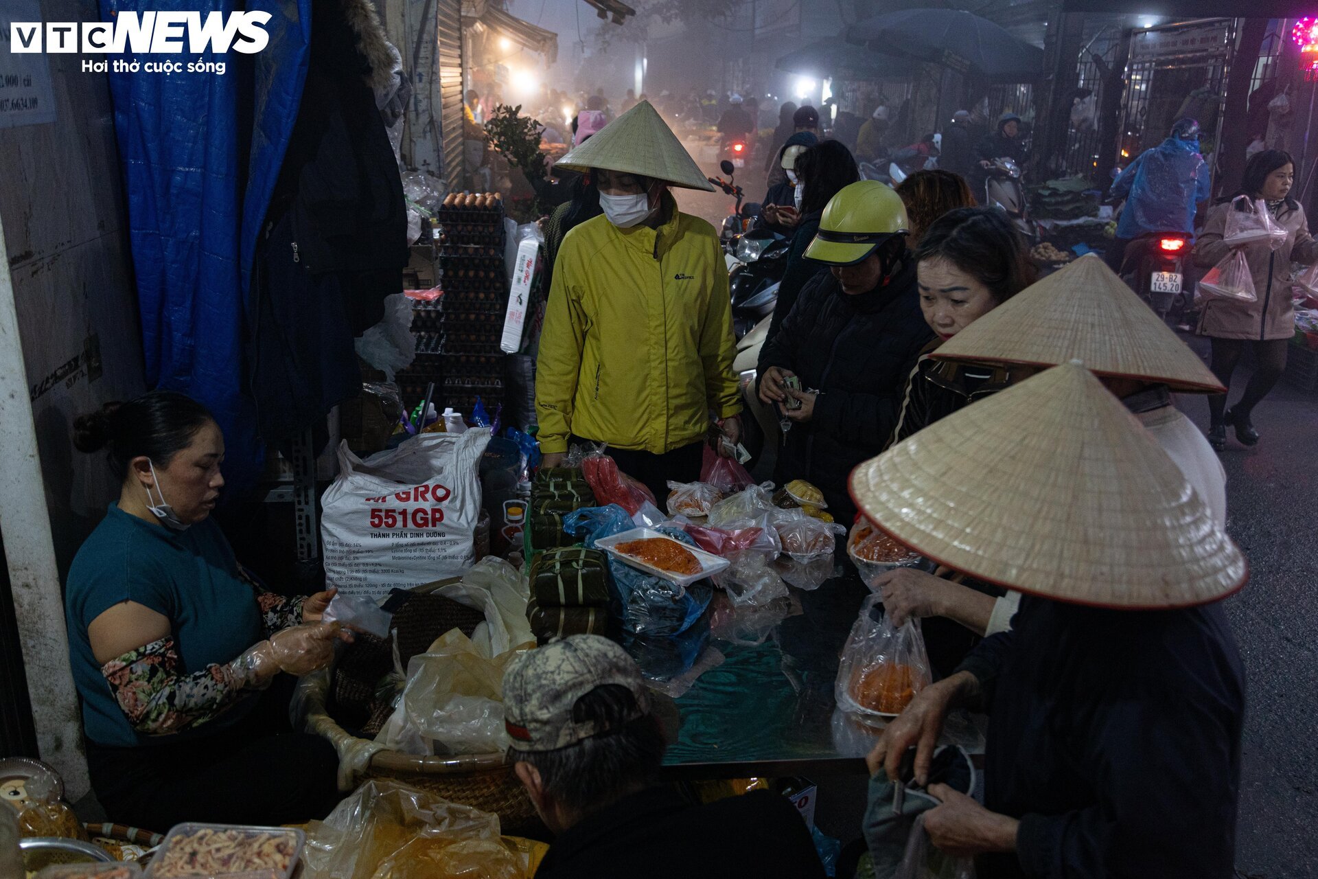 Trời Hà Nội mịt mù sương, chợ vẫn đông người sắm lễ ông Công ông Táo từ sáng sớm- Ảnh 21.