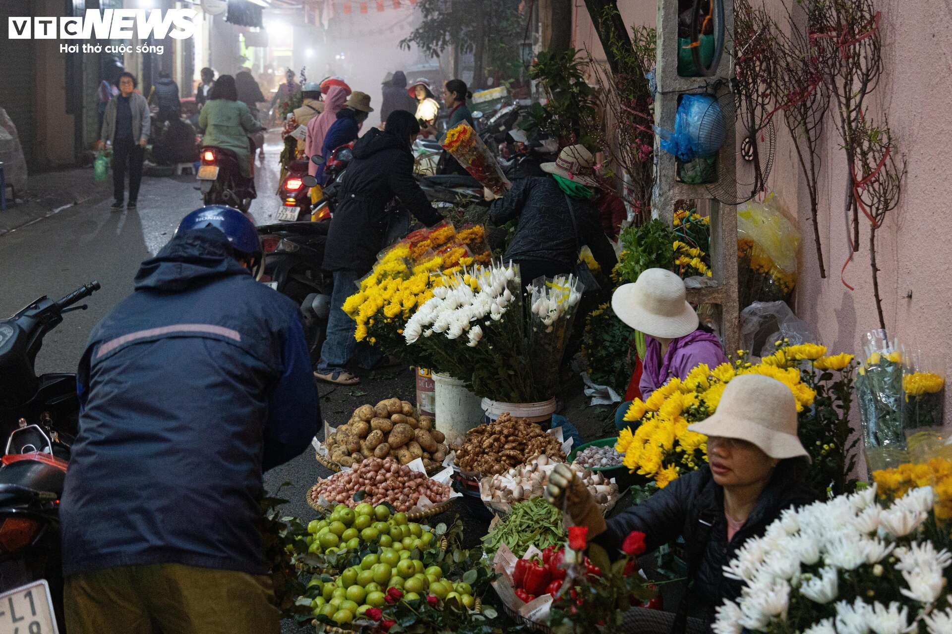 Trời Hà Nội mịt mù sương, chợ vẫn đông người sắm lễ ông Công ông Táo từ sáng sớm- Ảnh 12.