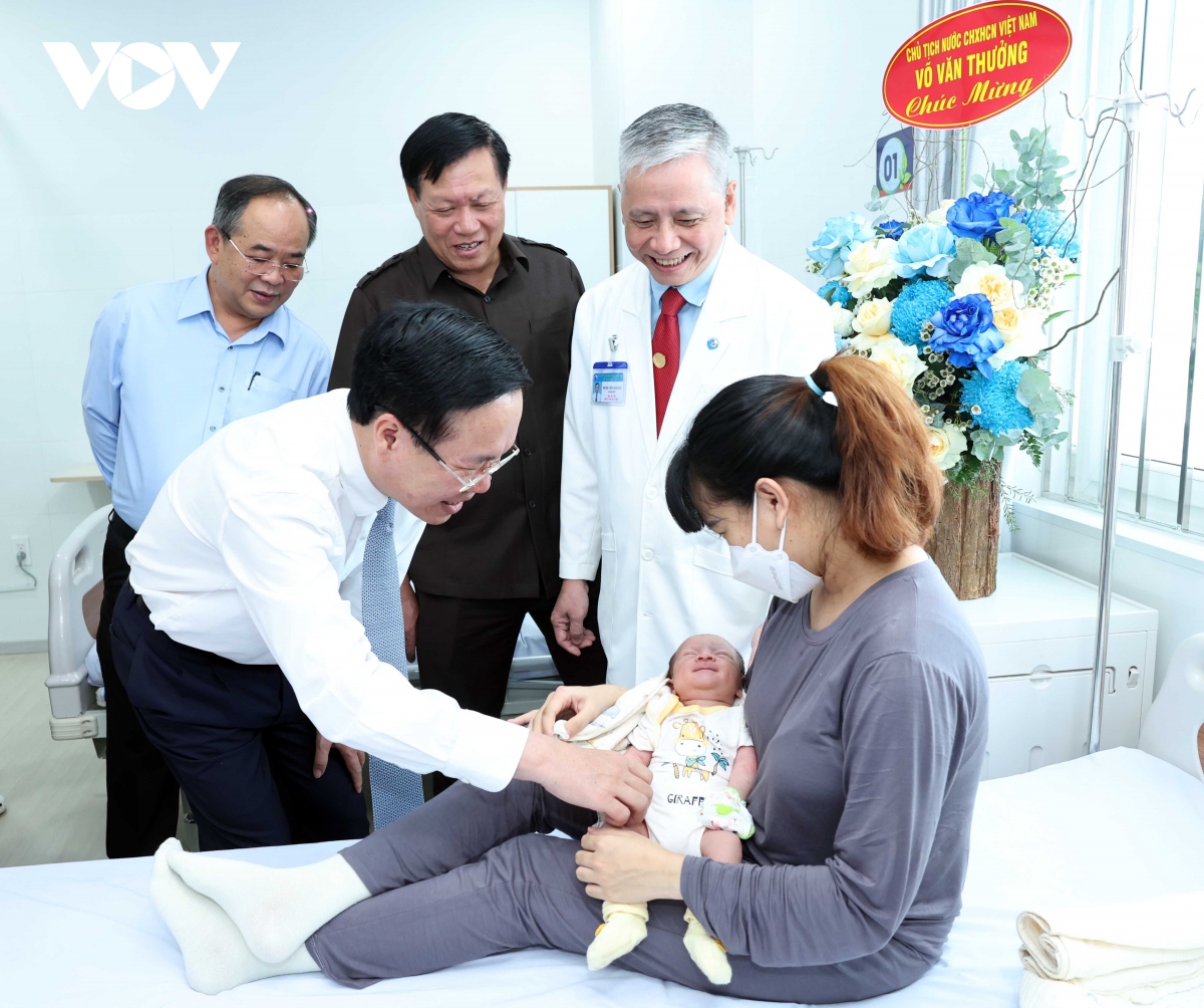 Chủ tịch nước Võ Văn Thưởng thăm Bệnh viện Nhi Đồng 1 TP. HCM- Ảnh 3.