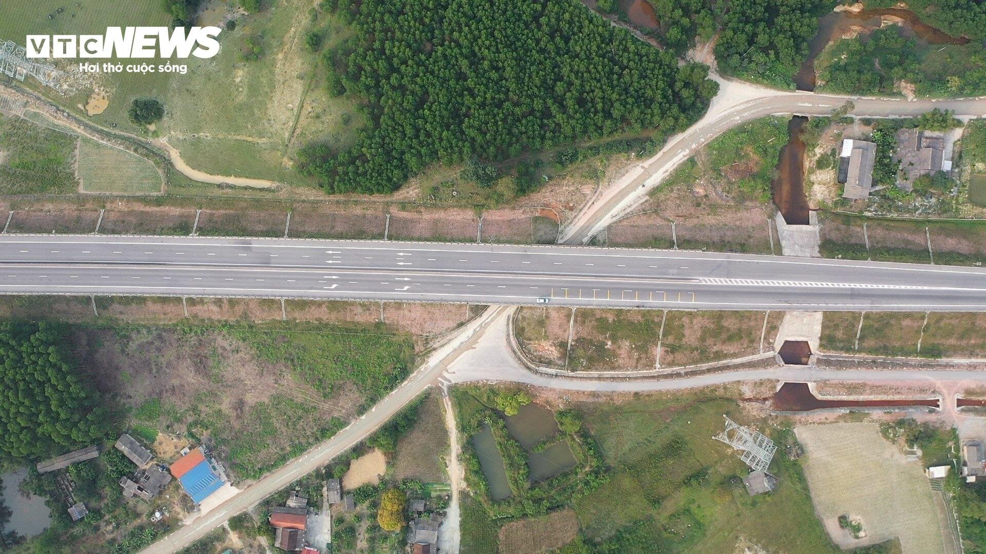 Cận cảnh những 'nút thắt cổ chai' nguy hiểm trên cao tốc Cam Lộ - La Sơn- Ảnh 6.