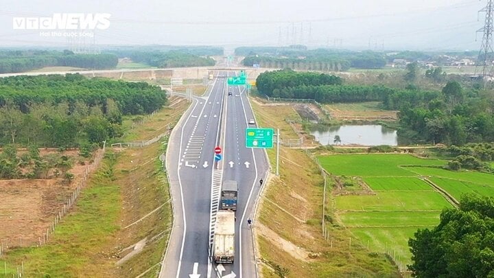 Cục Đường bộ đề xuất cho xe chạy vào lề đường cao tốc Cam Lộ - La Sơn- Ảnh 2.