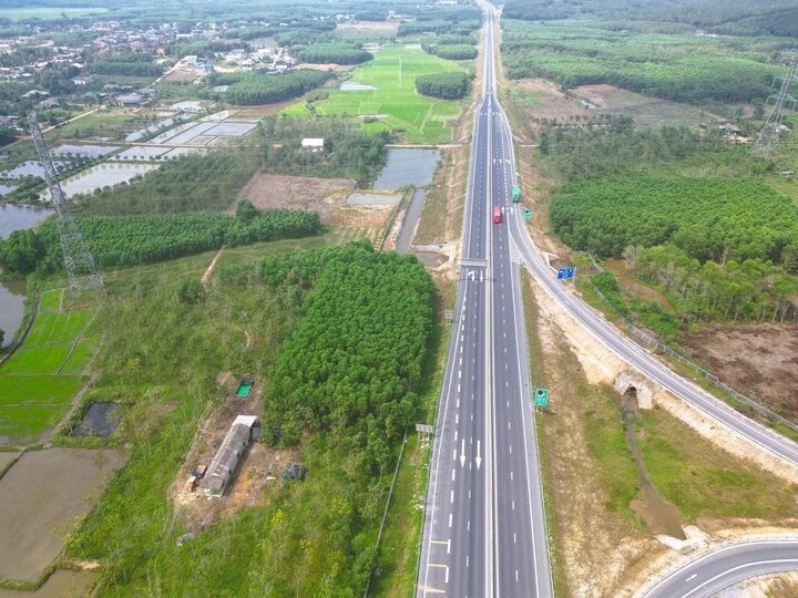 Cục Đường bộ đề xuất cho xe chạy vào lề đường cao tốc Cam Lộ - La Sơn- Ảnh 1.