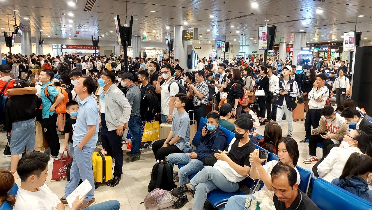 Hành khách đông nghịt tại sân bay Tân Sơn Nhất trong ngày 24 tháng Chạp (ảnh Hà An).jpg