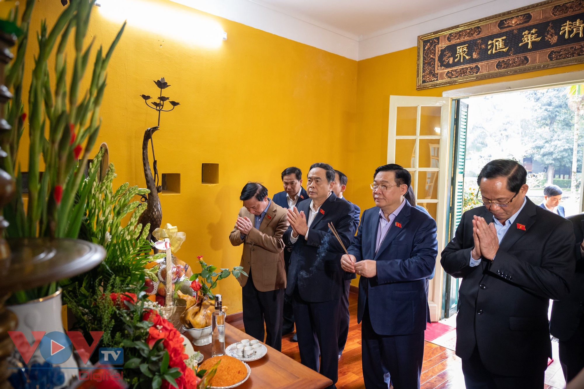 Chủ tịch Quốc hội Vương Đình Huệ dâng hương tưởng nhớ Chủ tịch Hồ Chí Minh - Ảnh 1.