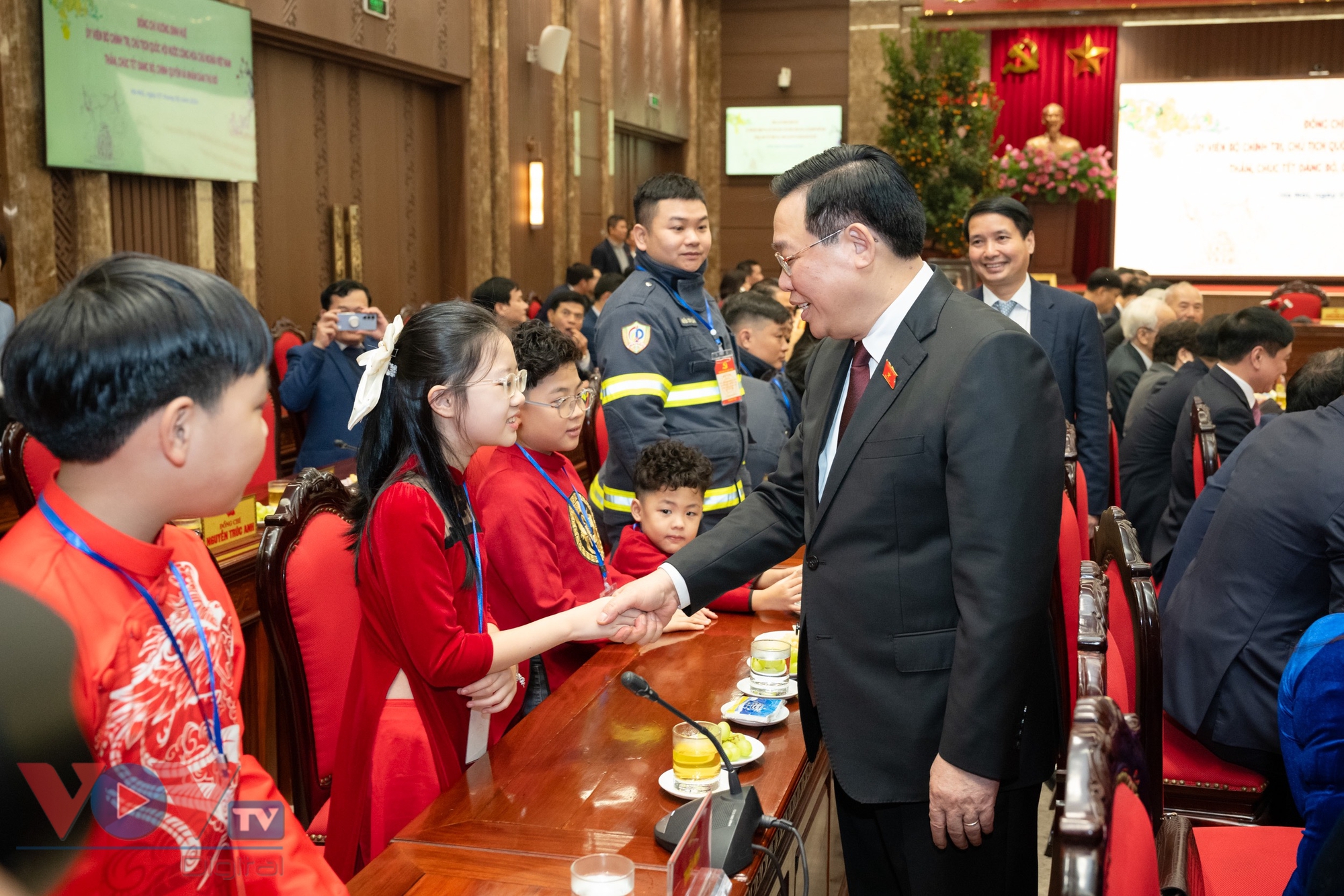 Chủ tịch Quốc hội Vương Đình Huệ thăm, chúc Tết Đảng bộ, chính quyền và nhân dân Thủ đô Hà Nội- Ảnh 10.