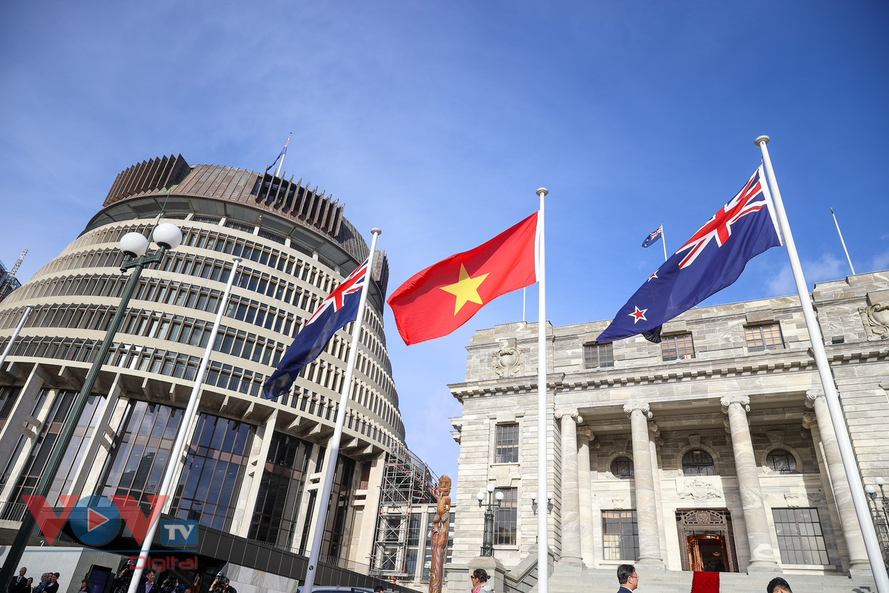 Thủ tướng Christopher Luxon chủ trì lễ đón Thủ tướng Phạm Minh Chính thăm chính thức New Zealand- Ảnh 1.
