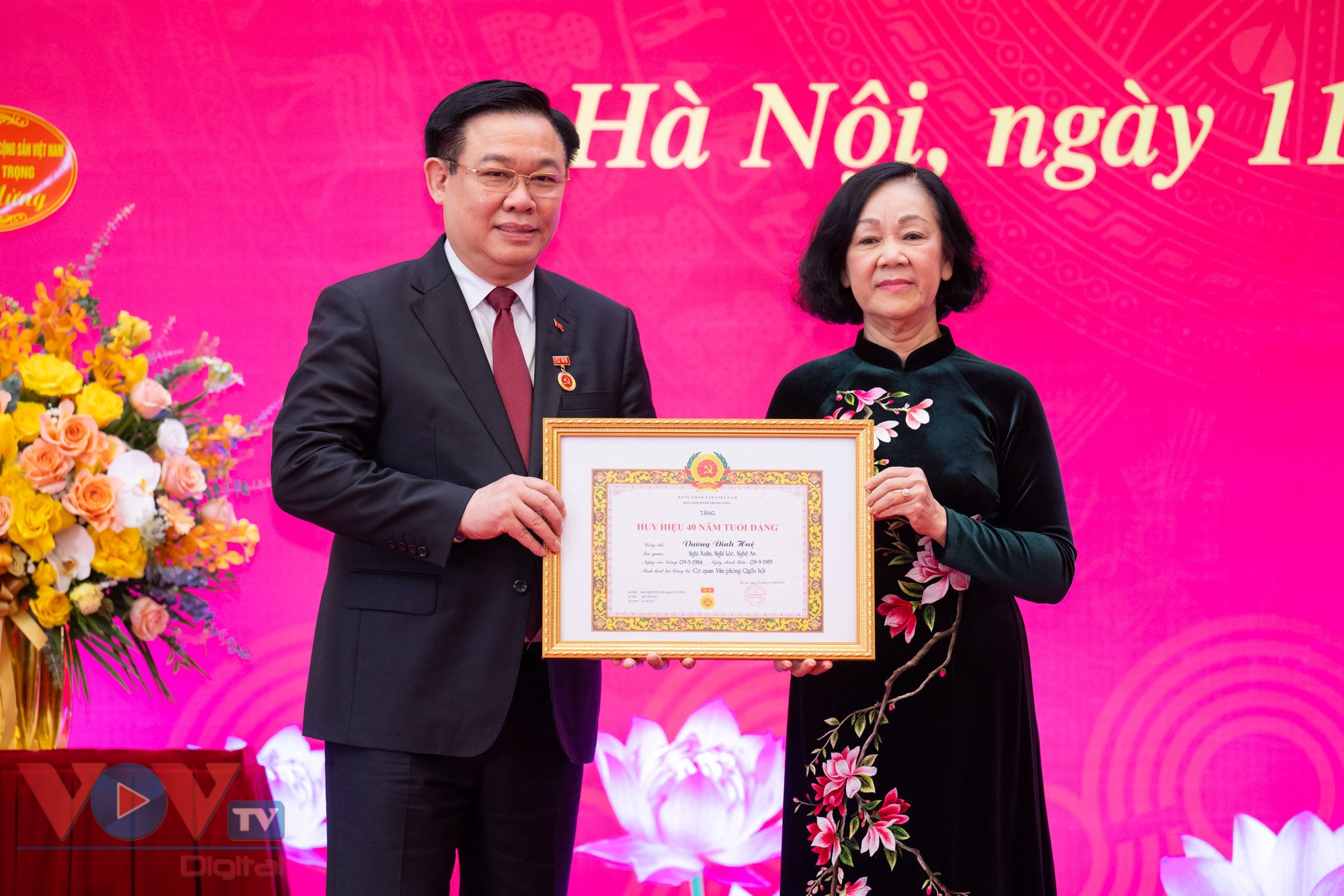 Chủ tịch Quốc hội Vương Đình Huệ nhận Huy hiệu 40 năm tuổi Đảng- Ảnh 3.