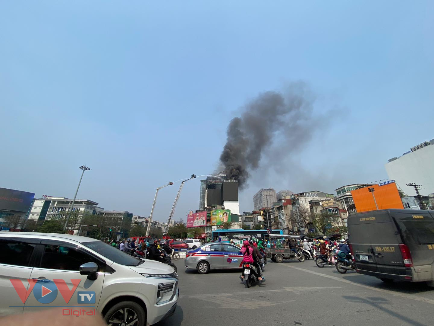 Cháy tầng thượng toà nhà số 1 Ô Chợ Dừa, Hà Nội- Ảnh 2.