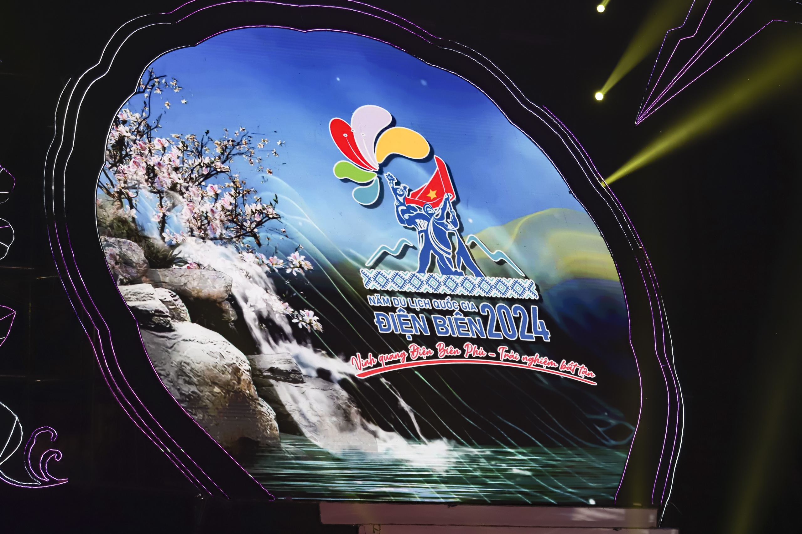 Mãn nhãn với Lễ khai mạc Năm du lịch Quốc gia - Điện Biên và Lễ hội hoa Ban 2024- Ảnh 17.