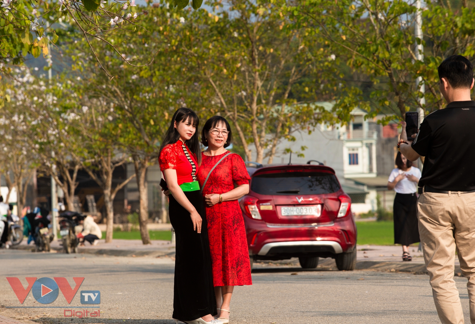 Điện Biên rực rỡ cờ hoa, khách du lịch hào hứng chào đón khai mạc năm Du lịch Quốc gia 2024- Ảnh 4.